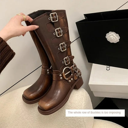 Dakota: Botas de inspiración motera con actitud audaz