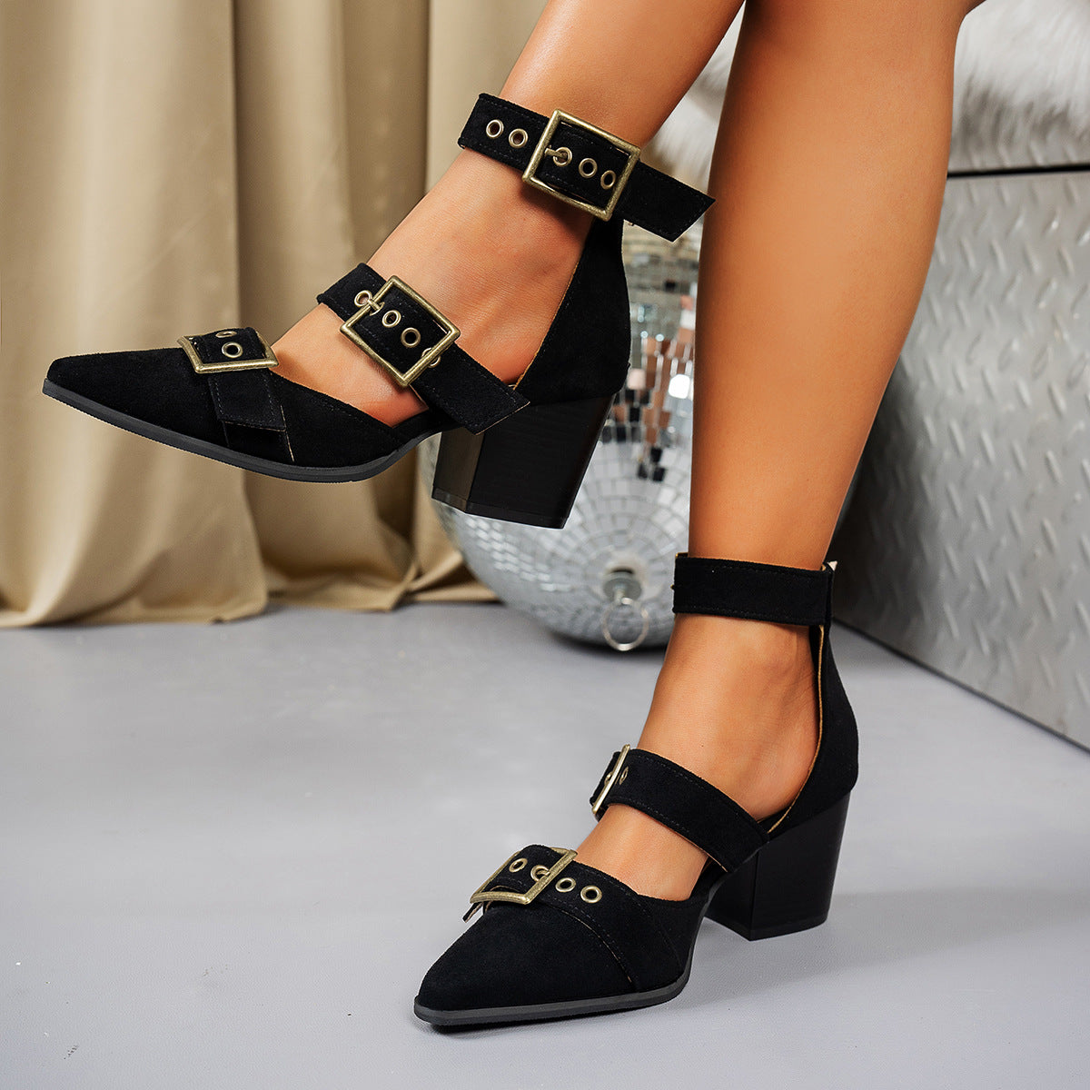 Vivienne | Scarpe in camoscio con tre fibbie