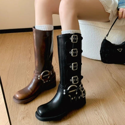 Dakota: Botas de inspiración motera con actitud audaz